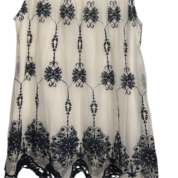 Lavish Cream & Navy Mesh Overlay Sleeveless Embroidered Lace Trim Top Sz S - Picture 2 of 7